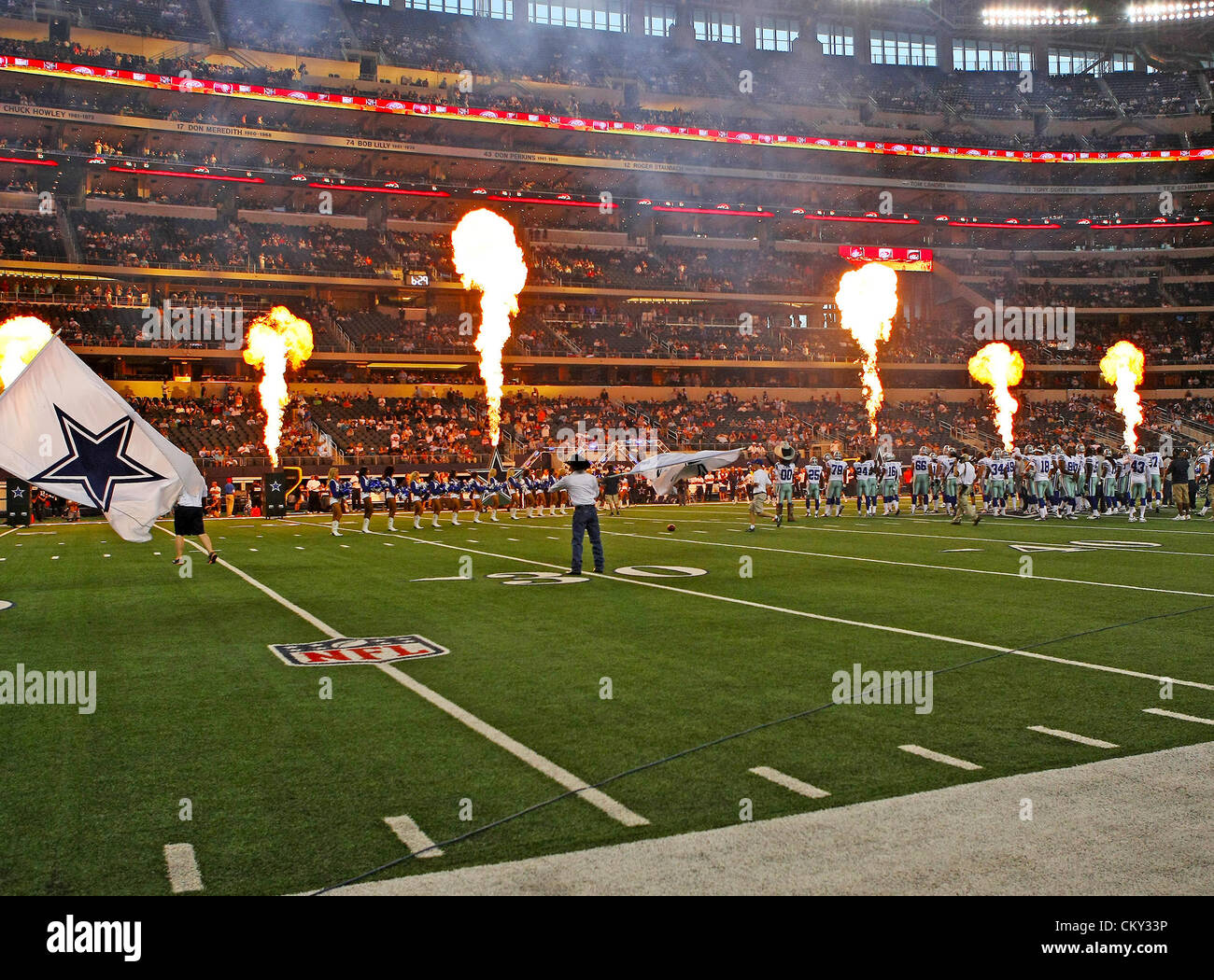 29 août 2012 - Arlington, Texas, United States of America - les Dallas Cowboys soyez prêt pour la pré-saison match entre les dauphins de Miami et les Cowboys de Dallas au Cowboys Stadium à Arlington, au Texas. Dallas Miami défaites 30 à 13. (Crédit Image : © Dan Wozniak/ZUMAPRESS.com) Banque D'Images