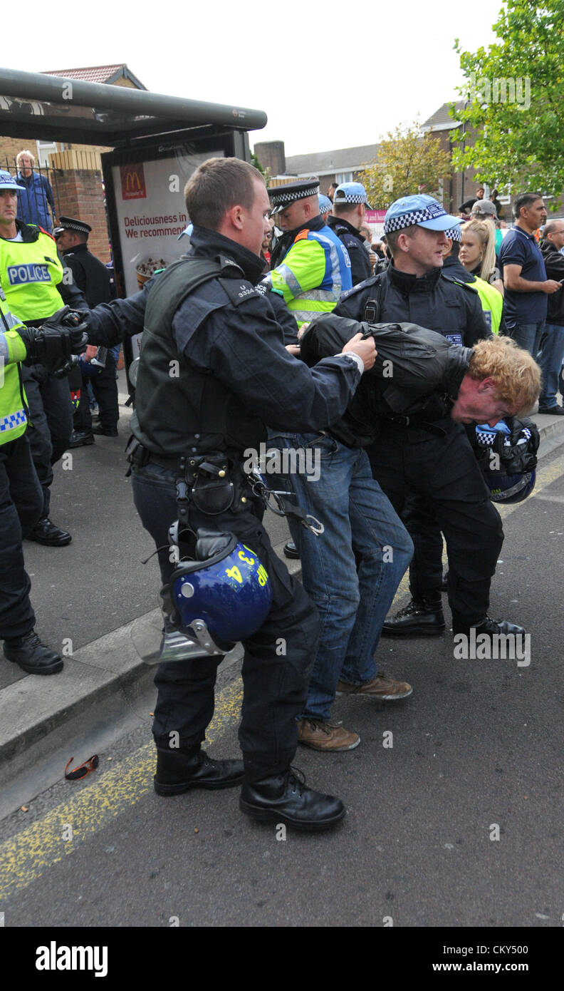 Walthamstow, London, UK. 1er septembre 2012. Les agents de police arrêter un homme comme le compteur mars démonstration d'affrontements avec l'EDL mars à Walthamstow, les groupes sont séparés par des agents de police. Banque D'Images