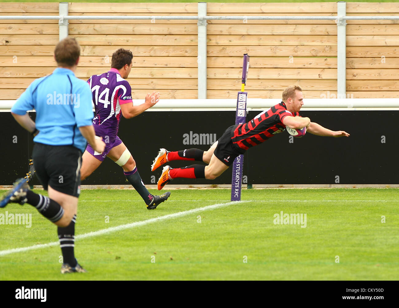 01.09.2012. Loughborough, Angleterre. Blackheaths Geoff Griffiths scores au cours du montage d'une division entre les étudiants et de Loughborough Blackheath RFC de Meadow Lane. Banque D'Images