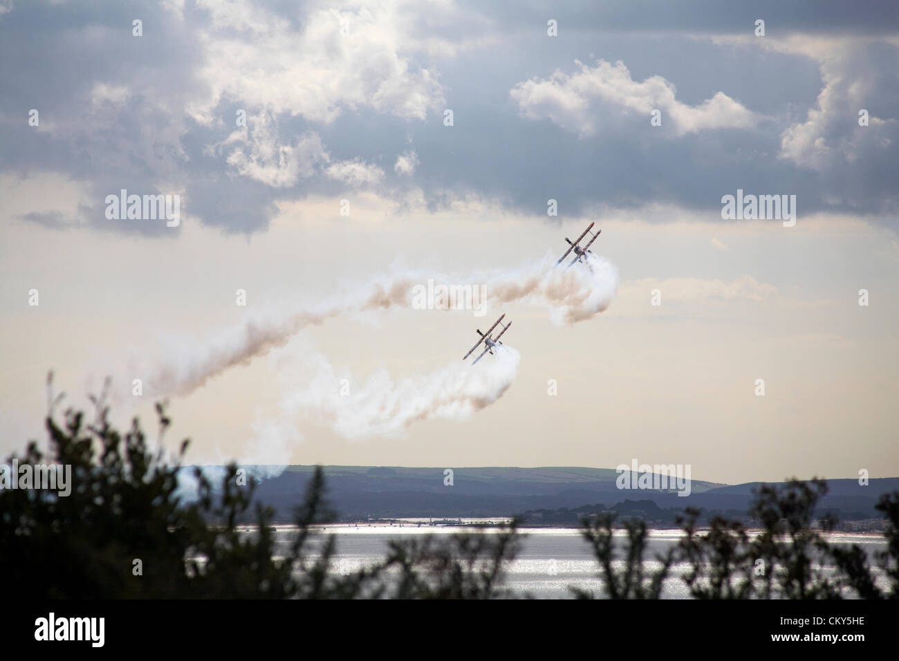 Bournemouth, Royaume-Uni vendredi 31 août 2012. Breitling wingwalkers Wrankers Wing Wrankers se exécutant au Bournemouth Air Festival, Bournemouth, Royaume-Uni. Les marcheurs Breitling sont depuis devenus les marcheurs AeroSuperBatics. Credit: Carolyn Jenkins / Alamy Live News Banque D'Images