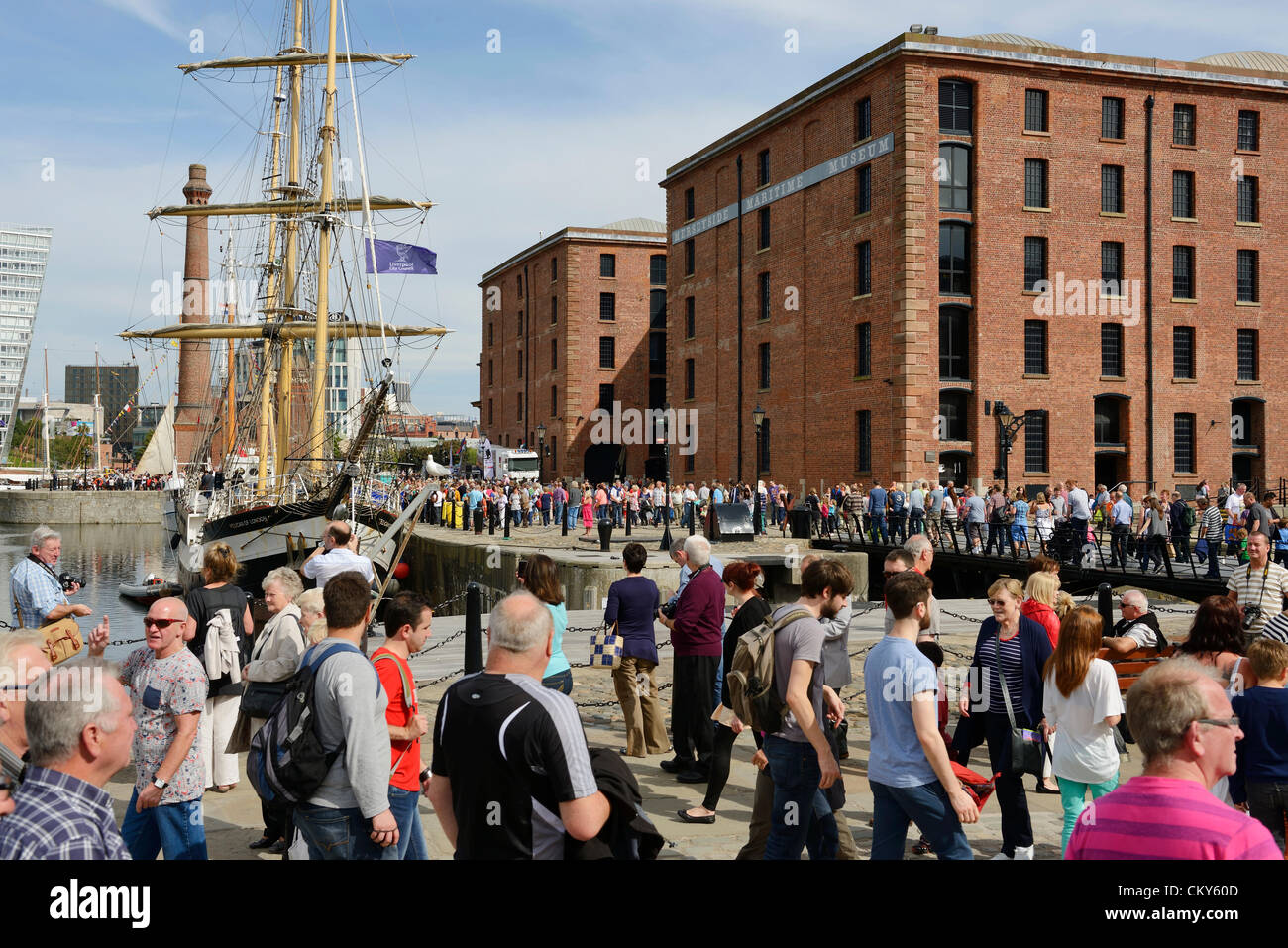 Samedi 1er septembre 2012. Liverpool, Royaume-Uni. La mer d'Irlande 2012 Tall Ships Regatta. Voir les foules de grands navires à l'Albert Dock, Liverpool. Banque D'Images