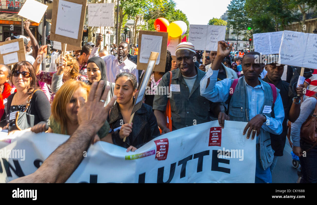 Paris, France, collectif International immigrants sans documents , marcher avec des bannières, ('sans paperss'), réfugiés en public, les gens marchent dans la rue, contre la loi de l'immigration protestation, grande foule multiculturelle en colère, les manifestants multiraciaux droits de l'homme, les migrants illégaux Banque D'Images