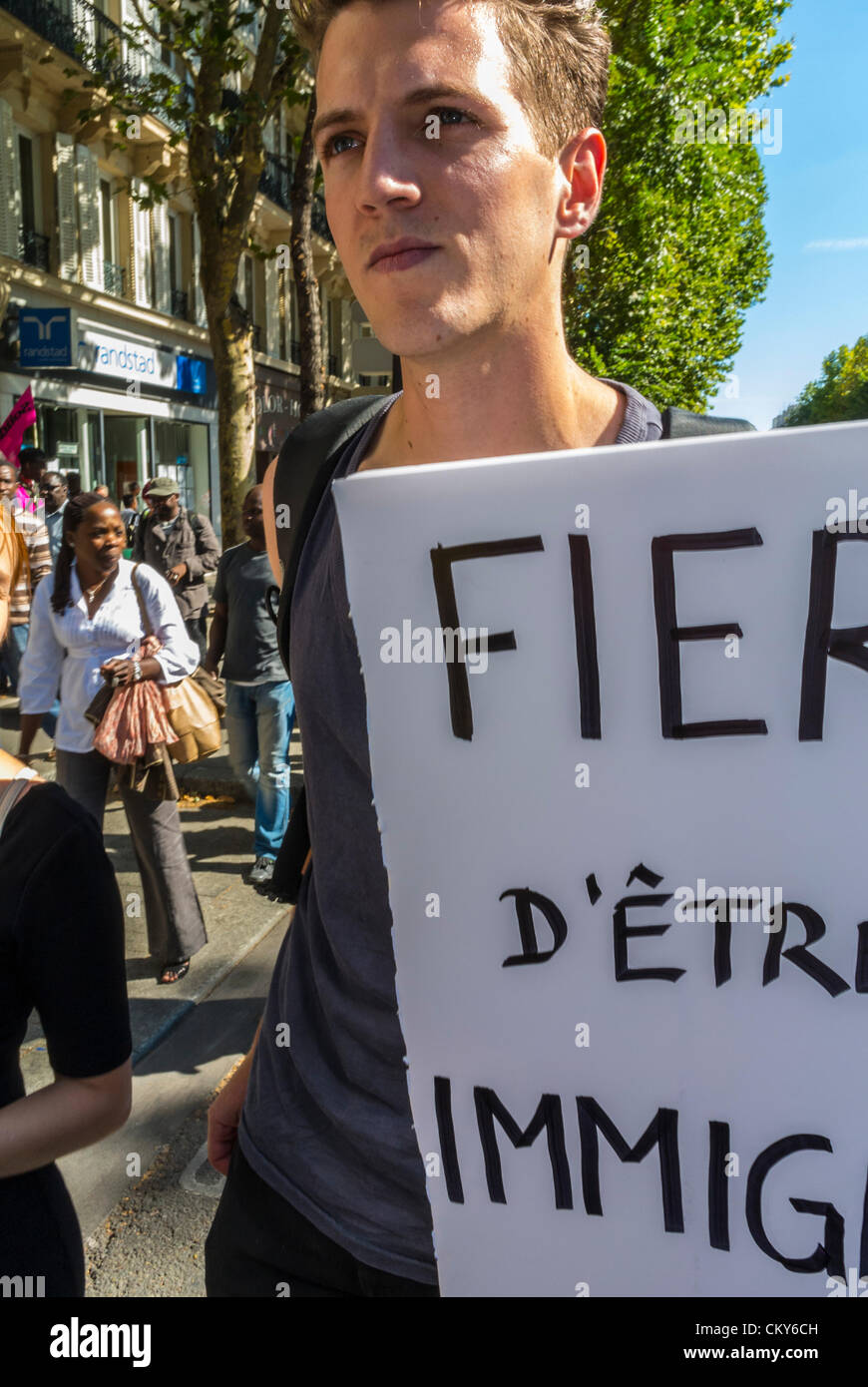 Paris, France, les immigrants sans papiers , 'Sans Papiers', démonstration, jeune militante en signe de protestation de rue "fiers d'être des immigrants Banque D'Images