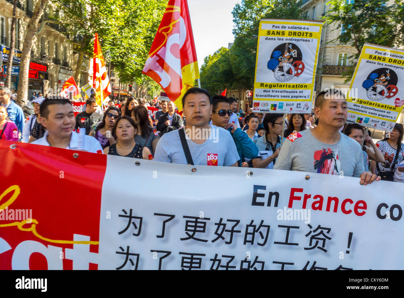 Paris, France, foule nombreuse, immigrants chinois sans documents , sans papiers, migrants Europe, réfugiés marchant dans la manifestation des droits des immigrants, tenant des panneaux de protestation, manifestations syndicales de la CGT, protestation contre la loi sur l'immigration, justice des immigrants, travail des immigrants, communauté chinoise de paris, travailleur migrant france, signe de protestation pacifique, sans-papiers, migrants illégaux, Europe, visages de foule chinois, manifestations de travailleurs de l'immigration Banque D'Images