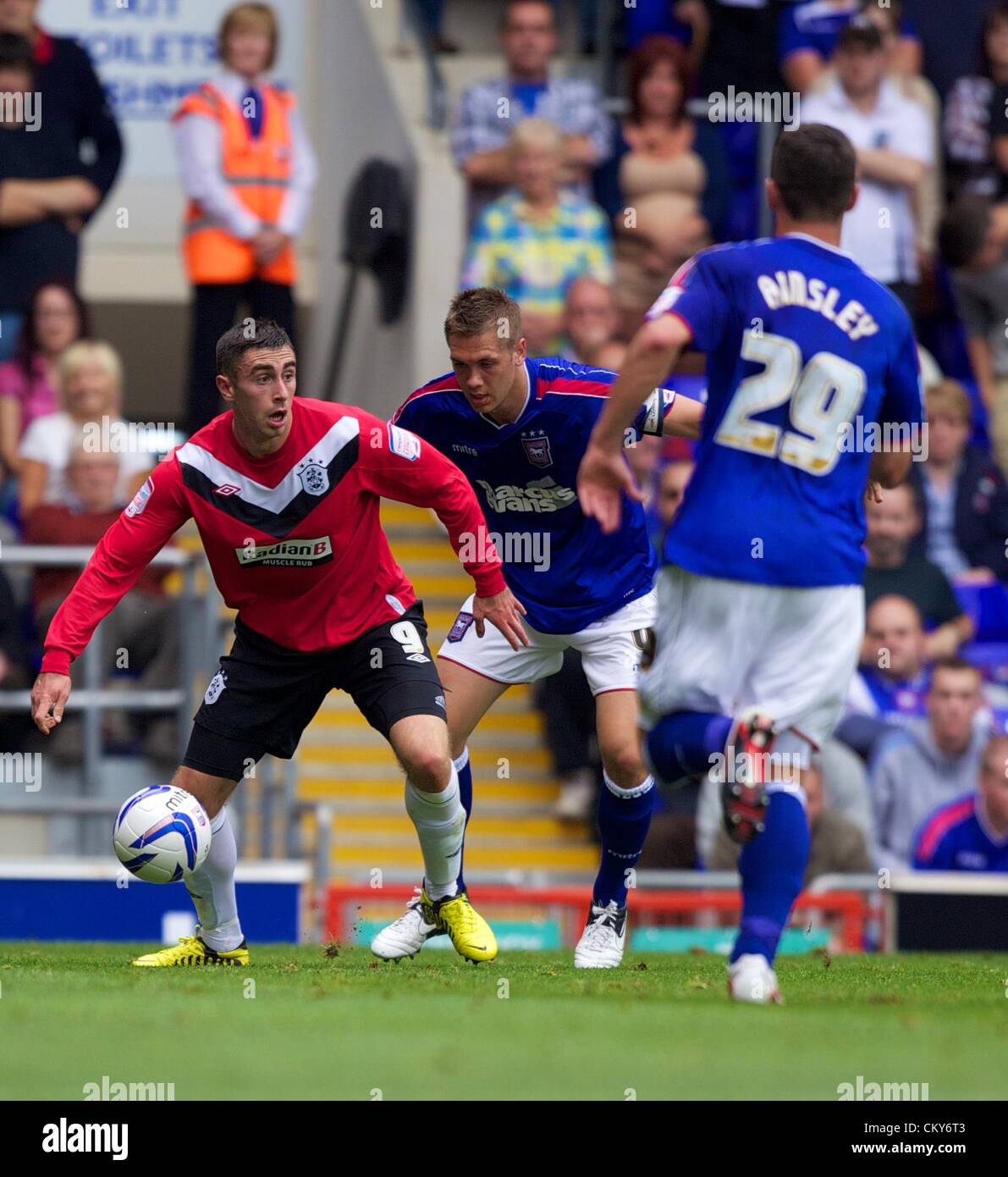 01.09.2012. Ipswich, Angleterre. Lee Novak et Luke Chambers en action au cours de la FA Championnat match entre Ipswich Town et Huddersfield Town de Portman Road Banque D'Images