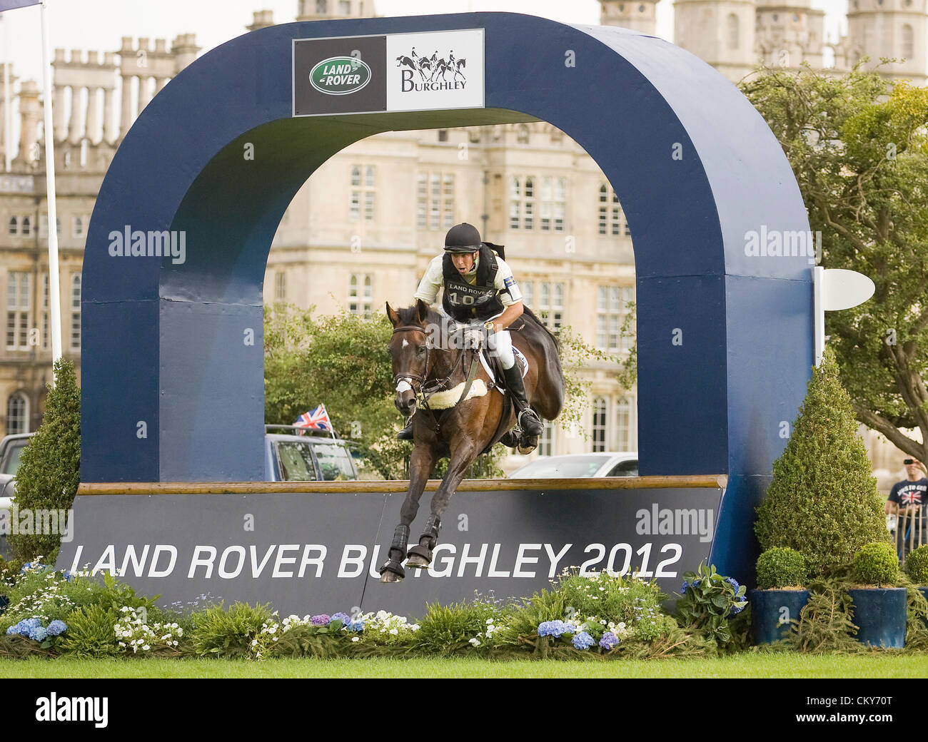 01.09.2012. Burghley House Stamford, Angleterre. Sam Griffiths (AUS) circonscription moments heureux en action pendant la phase de cross-country de la Land Rover Burghley Horse Trials. Banque D'Images