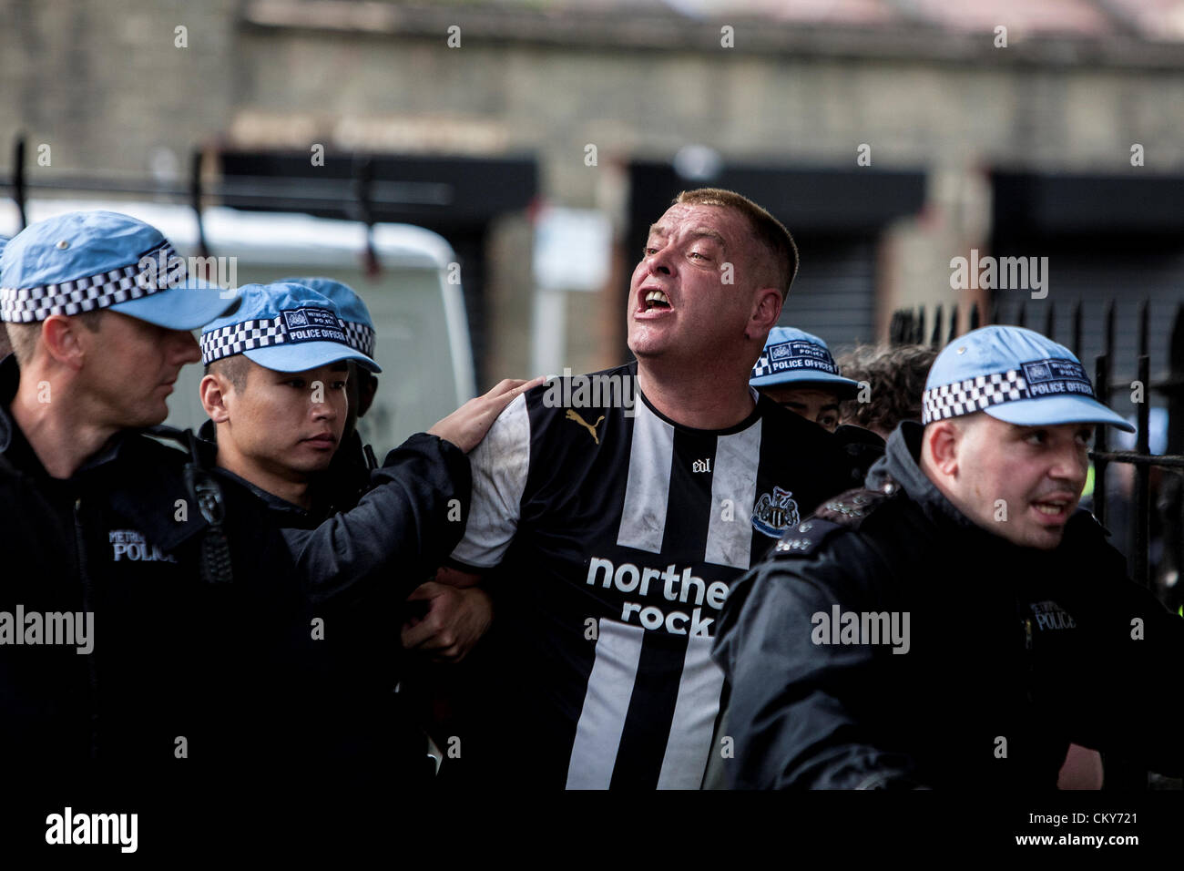 Londres, Royaume-Uni, 01/09/2012. Membre de l'aile droite du groupe anti-islamiste, l'EDL (English Defence League) que dirige loin après avoir été arrêtés par la police à l'extérieur de TSG Walthamstow Town Hall. Crédit : Mario Mitsis / Alamy Live News Banque D'Images