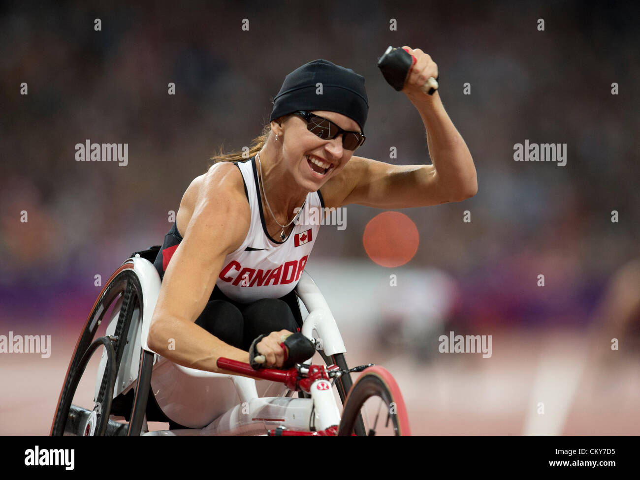 Michelle Stilwell du Canada célèbre après avoir remporté le 200 mètres T52 au sprint aux Jeux Paralympiques de Londres 2012. Banque D'Images