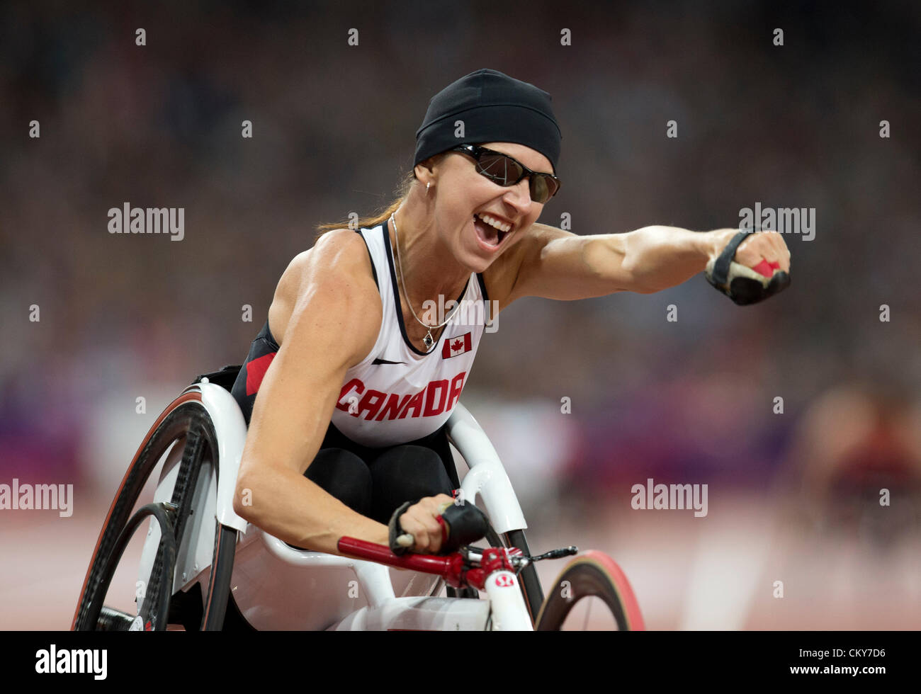Michelle Stilwell du Canada célèbre après avoir remporté le 200 mètres T52 au sprint aux Jeux Paralympiques de Londres 2012. Banque D'Images