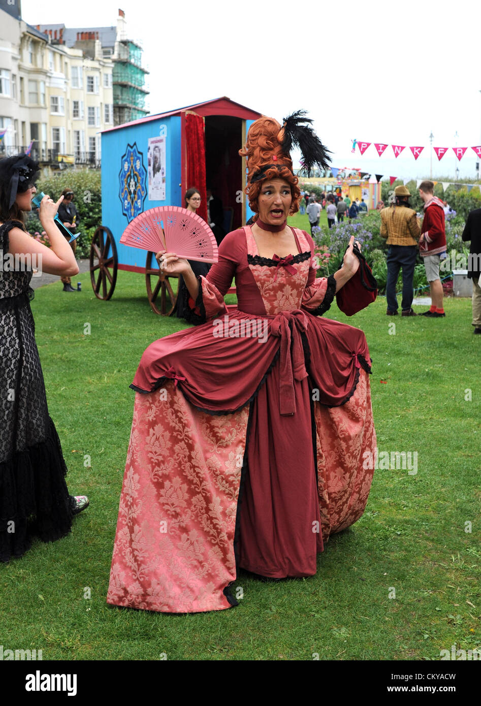 Brighton UK 2 septembre 2012 - les artistes et les fêtards dans des costumes fabuleux apprécient la fête du village gay dans St James's Street Brighton aujourd'hui. La fête de rue est l'événement traditionnel organisé dans le quartier de Kemptown de la ville le lendemain de la parade annuelle de la fierté Banque D'Images