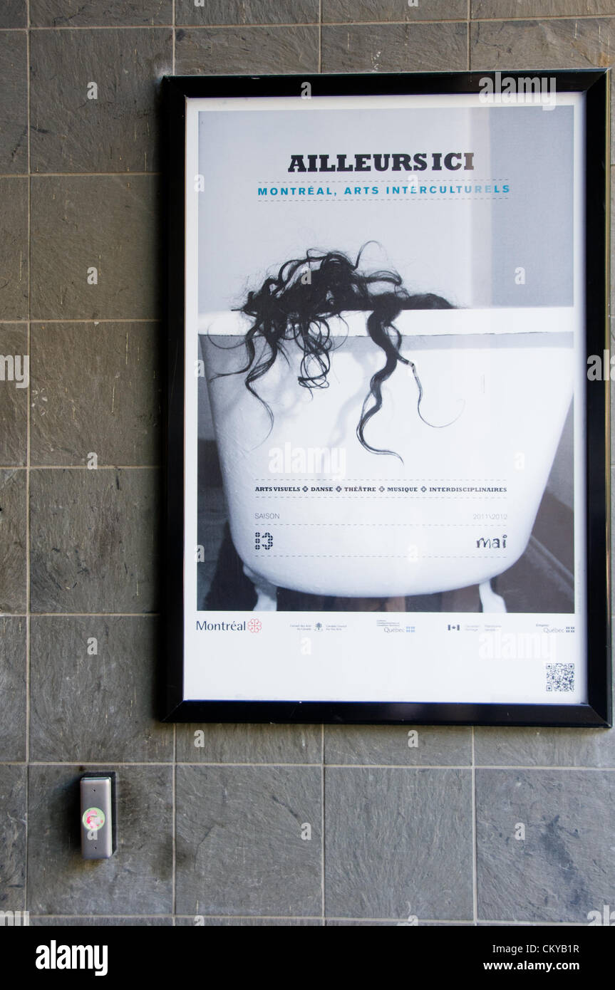 1 septembre 2012, Montréal Canada .La protection de la langue française est un élément très important du débat et de la course par les parties d'attirer les électeurs du Québec élections générales prévues pour septembre 2012 4. Dans cette photo : l'une des centaines de pancartes en français seulement (annonçant des événements culturels) dans la ville de Montréal.Enseignes et posters au Québec dans la langue française, et ils peuvent également être fournis dans une autre langue la langue officielle est nettement prédominante. Banque D'Images