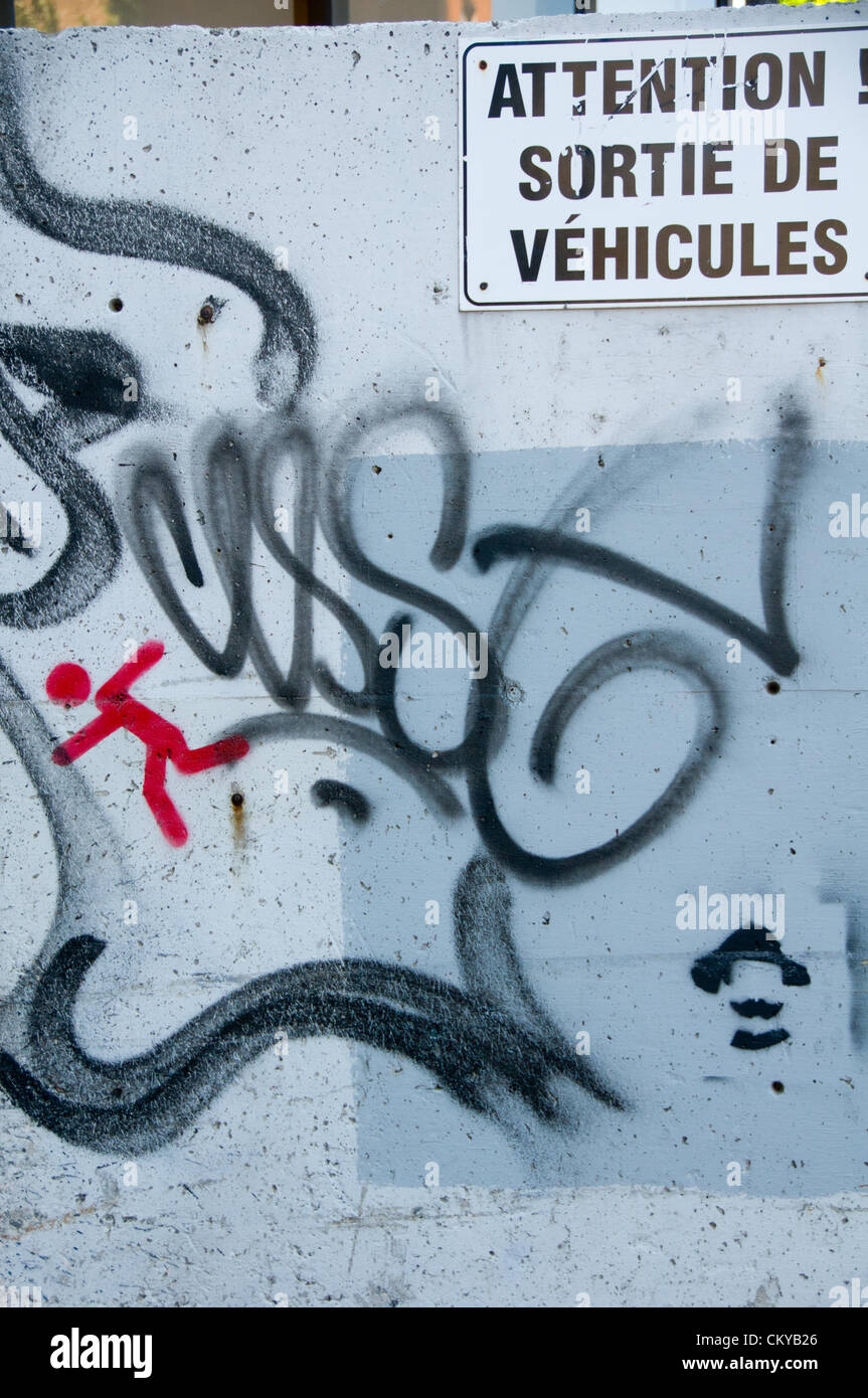 1 septembre 2012, Montréal Canada .La protection de la langue française est un élément très important au Québec. Dans cette photo : un signe en français seulement indiquant aux piétons de faire attention parce que d'une voiture quitter respecte la loi 101 qui stipule que les panneaux et affiches doivent être dans la langue officielle en français ; ils peuvent également être fournis dans une autre langue la langue officielle est nettement prédominante. Banque D'Images
