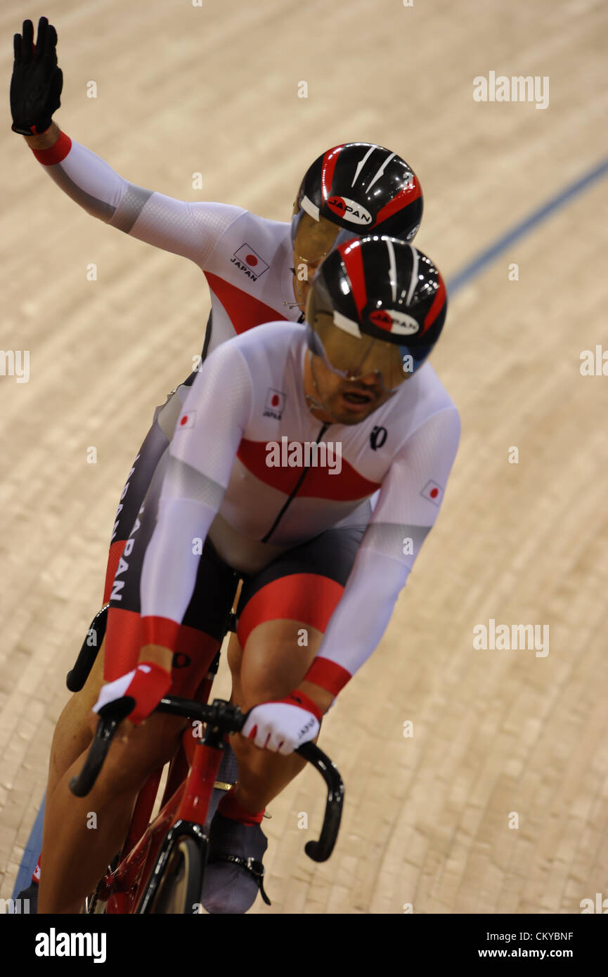 02.09.2012 Londres, Angleterre. Vélodrome. Les hommes B-Médaille de bronze du sprint final (course 2). Jose Enrique Lareo Porto (ESP) remporte la médaille de bronze comme Tatsuyuki Oshiro (JAP) est battu en 4e place au cours jour 4 des Jeux Paralympiques du vélodrome. Banque D'Images