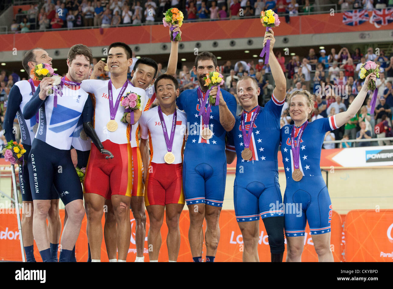 02.09.2012 Londres, Angleterre. Mesallists or destinent, Liu Ji Xinyang et XIE Hao (CHN), médaillés d Jon-Allan BUTTERWORTH, Darren KENNY et Richard WADDON (GBR) médaillés de bronze et Joseph BERENYI, Sam Kavanagh et Jennifer SCHUBLE (USA) dans la catégorie mixte C1 à C5 sprint par équipe au jour 4 des Jeux Paralympiques de cyclisme sur piste du vélodrome. Banque D'Images