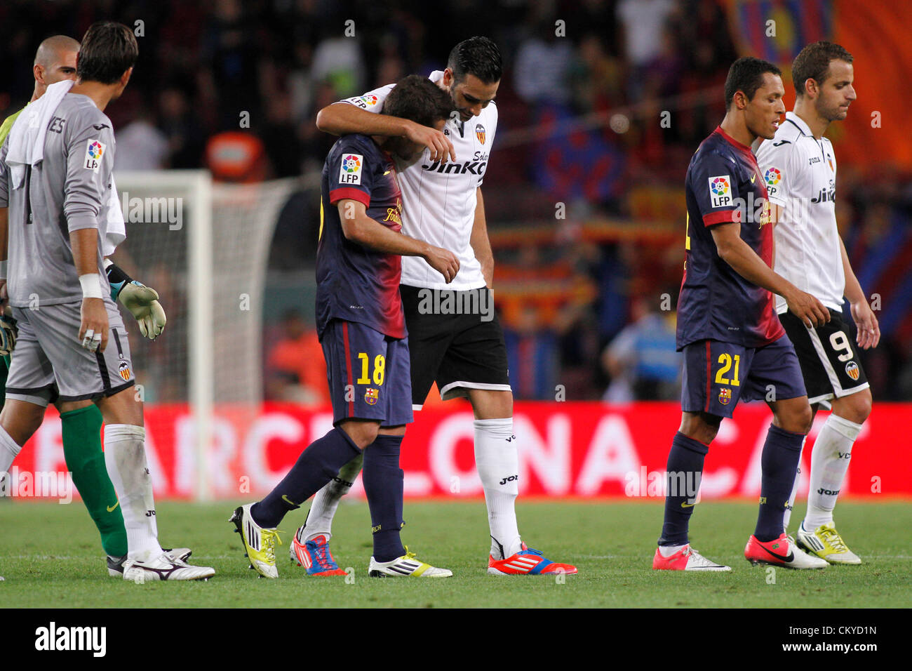 02/09/2012 - Football Espagne Liga, le FC Barcelone vs Valencia CF Journée 3 - ex coéquipiers Rami et Jordi Alba chat après la fin du jeu Banque D'Images