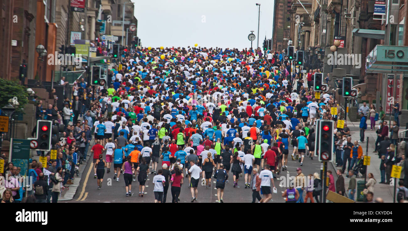 Glasgow, Écosse, Royaume-Uni 2 septembre 2012.Les participants à la Bank of Scotland Run 2012 Écossais Grand, un demi-marathon pour tous les coureurs de normes pour les marcheurs. Cette photo montre les coureurs le long de St Vincent Street, près du départ de la course à George Square. Banque D'Images