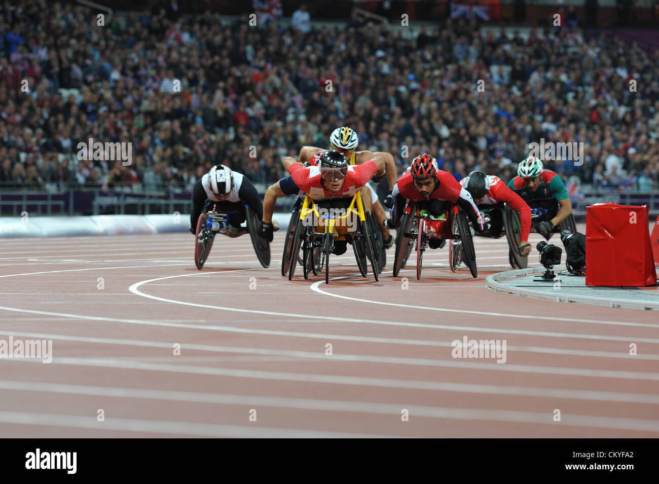 Londres, Royaume-Uni. 02 Sept 2012 - Marcel Hug (SUI, centre à reflet casque) en tête du peloton pendant le 5000m T54 finale aux Jeux paralympiques d'été de 2012 à Londres. (C) Michael Preston / Alamy Live News. Banque D'Images