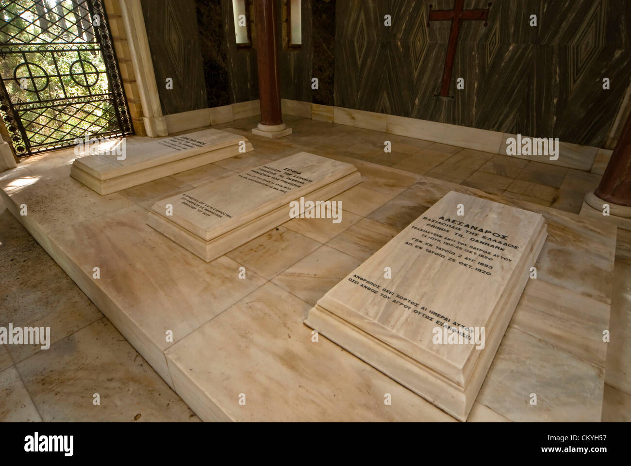 Tatoi : grave dans le mausolée, de gauche à droite : Le roi Constantin I. (1868 - 1923), Sophie de Prusse (1870 - 1932), la Reine et le roi Alexandre I de Grèce (1893 - 1920). Tatoi - était à l'origine la résidence d'été de la famille royale grecque qui a finalement été utilisé comme l'année de leur accueil et le berceau du Roi George II. Le domaine est situé à environ 20km au nord d'Athènes près de Dekeleia. À environ 1 km de la résidence principale est le cimetière royal grec. Une partie du domaine est également le royal fermes. Photos à partir de 2008. 3 septembre 2012. Athènes, Grèce. Le gouvernement grec a annoncé cette semaine Banque D'Images