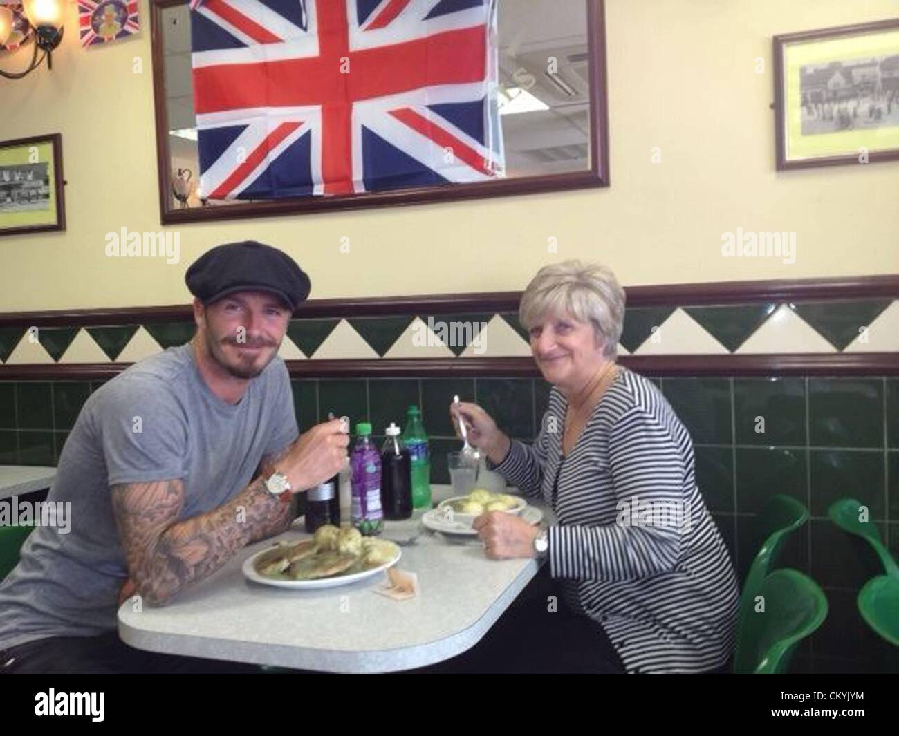 30.05.2012 London UK. David Beckham rend visite à sa famille à Londres et a un repas de tarte et les écraser avec sa maman Sandra Beckham. Banque D'Images