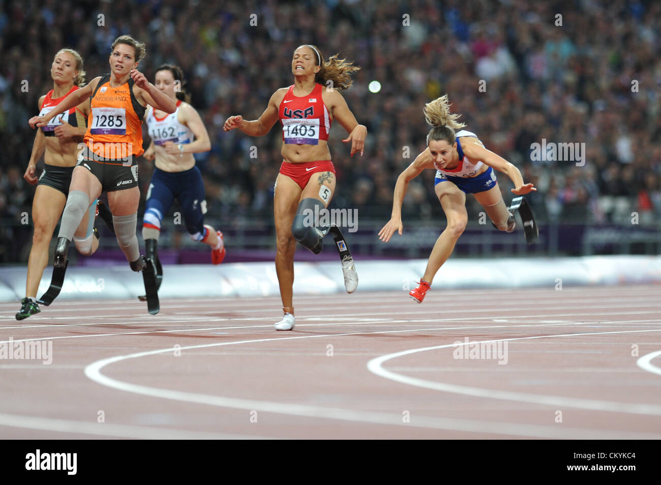 Londres, Royaume-Uni. 02 Sept 2012 - Marie-Amelie Le Fur (FRA) baisse fortement alors qu'elle franchit la ligne pour gagner la médaille d'or dans la finale de la Women's 100m T44 lors de la finale aux Jeux paralympiques d'été de 2012 à Londres. À gauche sont, de gauche à droite : Katrin Green (GER, 4e place), Marlou van Rhijn (NED, la deuxième place), Stef Reid (GBR, 8e place) et Avril Holmes (USA, 3e place). (C) Michael Preston / Alamy Live News. Banque D'Images