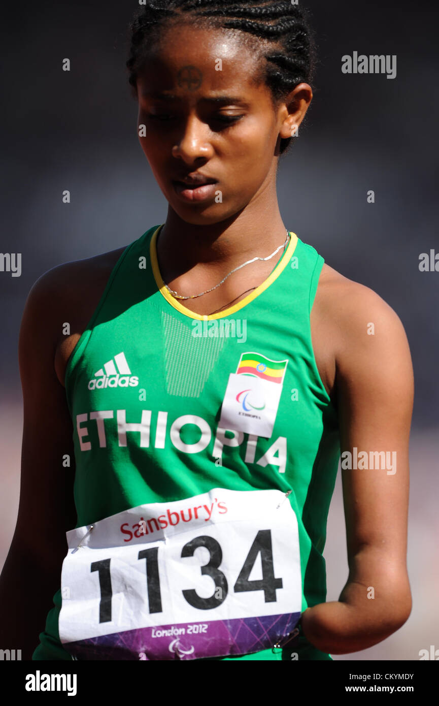 04.09.2012 Londres, Angleterre. Stade olympique. Du 100 m femmes T46 chauffe. Azenaw Yengus Dese (ETH) en action au cours de la chaleur durant le jour 6 des Jeux Paralympiques du Stade Olympique. Banque D'Images