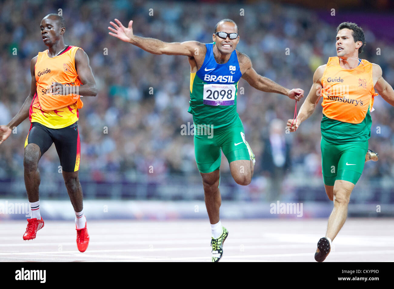 Daniel Silva du Brésil se jette à l'arrivée pour remporter le 200 mètres T11 sprint aux Jeux Paralympiques de Londres. Banque D'Images