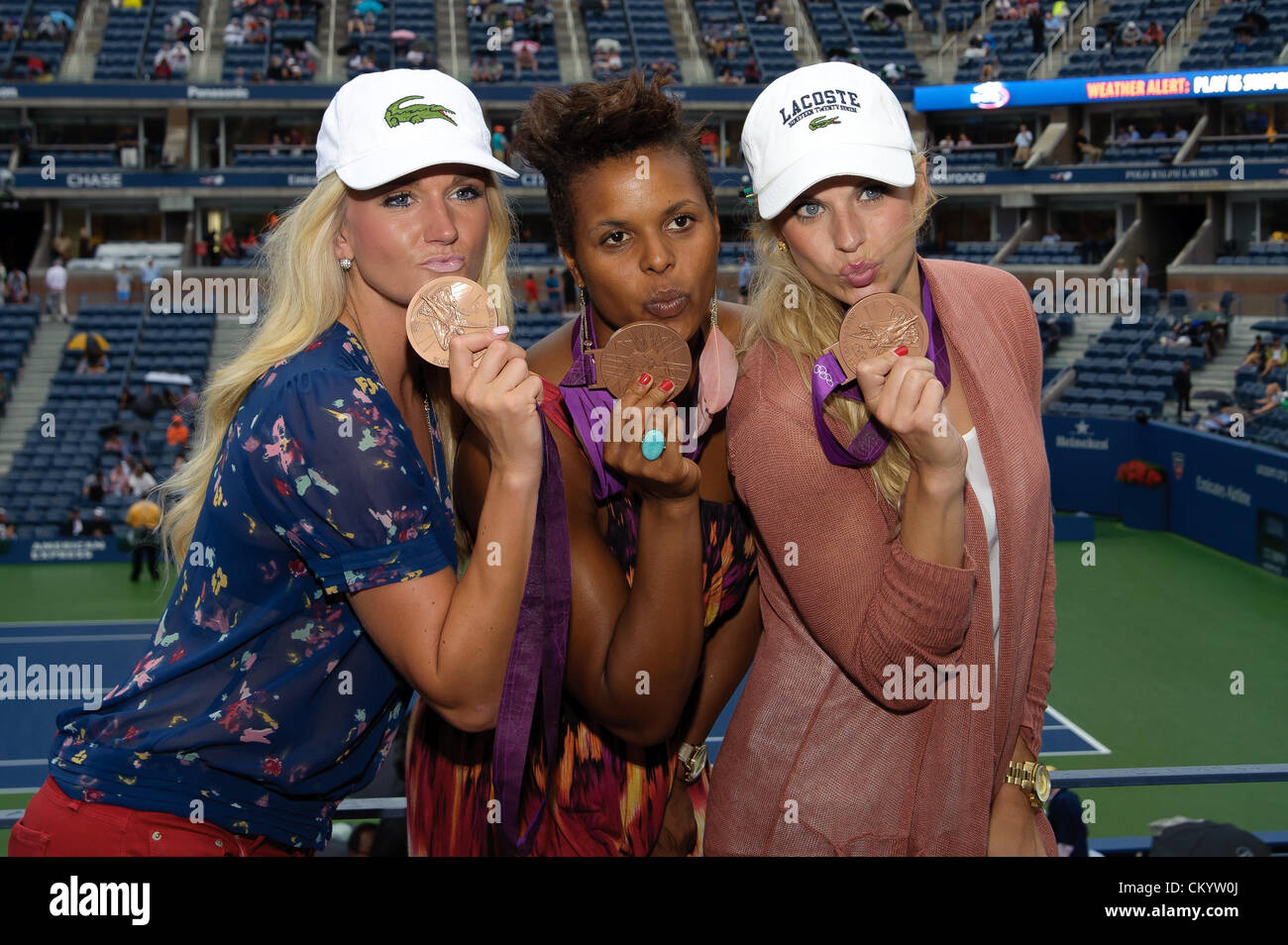 Flushing Meadows, New York, USA. 4e septembre 2012. (L-r) du joueur canadien Kyle Kaylyn, Karina LeBlanc et Lauren Sesselmann afficher leurs médailles de bronze aux Jeux Olympiques de l'été 2012 Jeux au cours de jour 9 de l'US Open 2012 Tennis Championships à l'USTA Billie Jean King National Tennis Center de Flushing, Queens, New York, USA. Banque D'Images