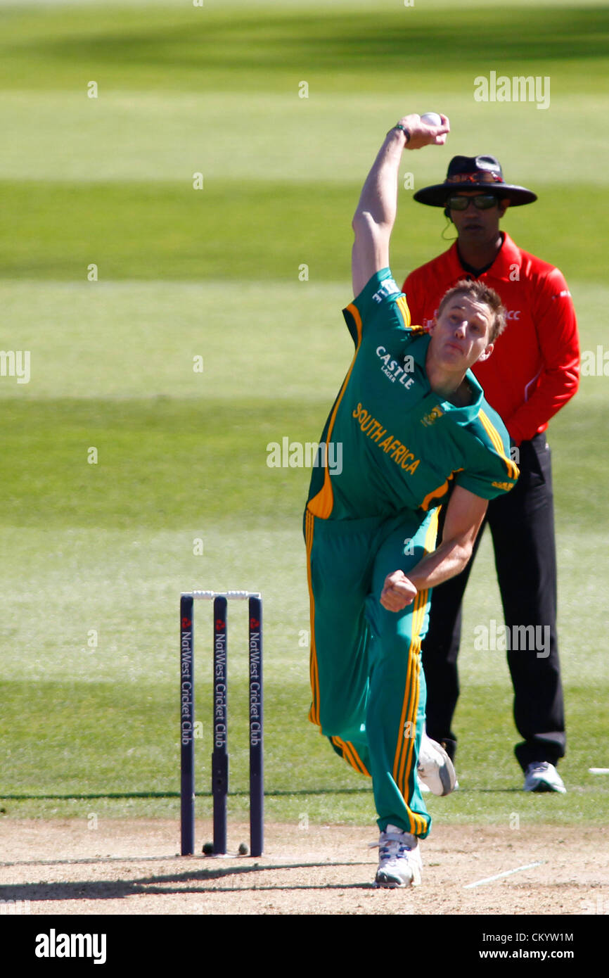 Nottingham, Angleterre. 5e septembre 2012. L'Afrique du Sud Morne Morkel bowling durant la 5e Nat West un jour match de cricket international entre l'Angleterre et l'Afrique du Sud et a joué à Trent Bridge Cricket Ground : crédit obligatoire : Mitchell Gunn / Alamy Live News Banque D'Images