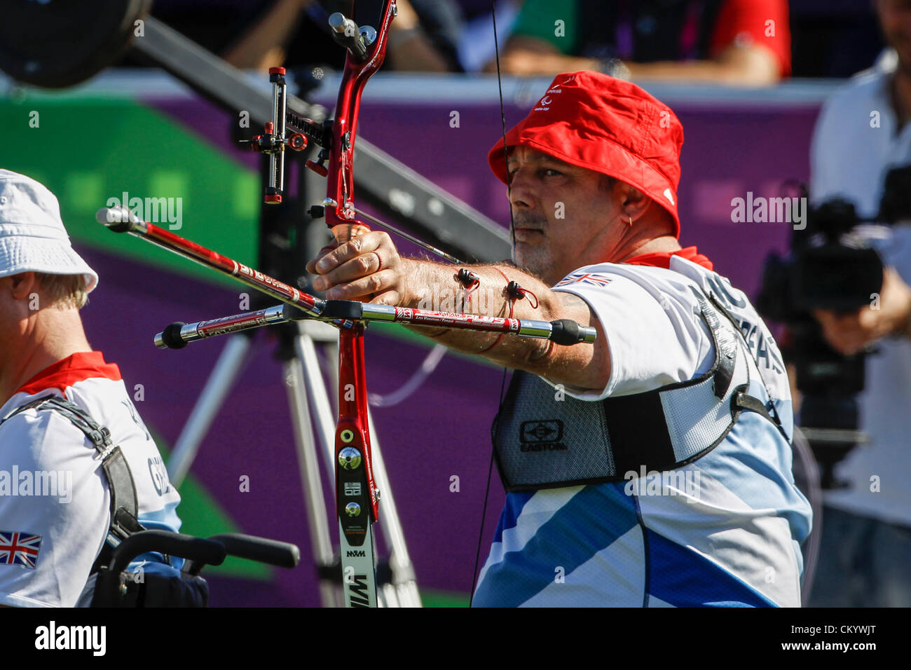 05.09.2012 Londres, Angleterre. Phil BOTTOMLEY (GBR) en demi-finale de l'équipe masculine arc classique événement de la Royal Artillery Barracks, à Woolwich, Londres le jour 7 de les Jeux Paralympiques de 2012. Banque D'Images