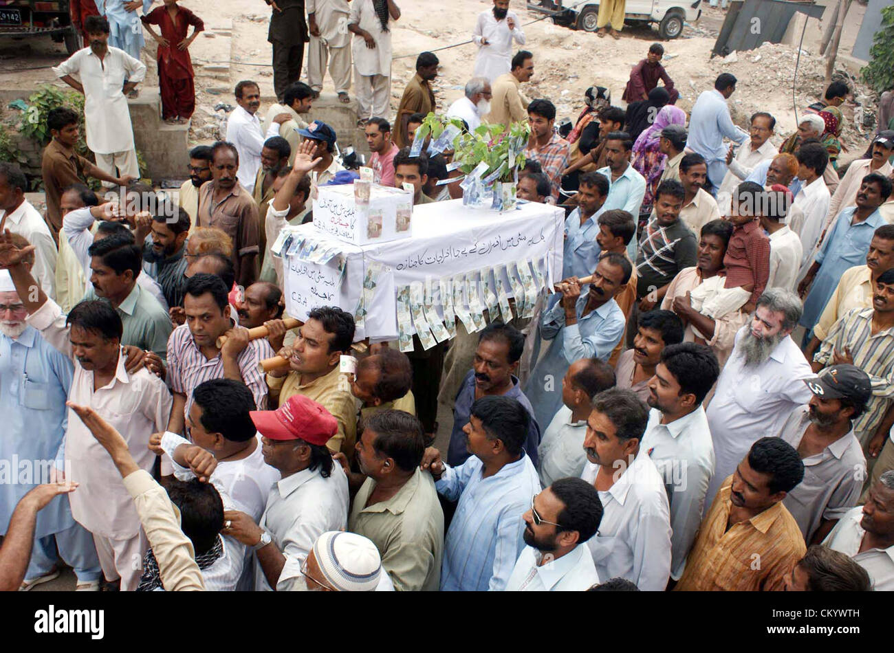 Employés de la ville Administration municipale transporter mock coffin passer au travers d'une route au cours de meeting de protestation contre le non-paiement de leurs salaires, à Hyderabad le mercredi, Septembre 05, 2012. Banque D'Images