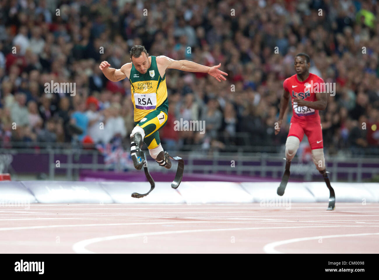 L'Afrique du Sud d'Oscar Pistorius exécute la dernière partie de la Men'sT42-46 4x100 mètres relais pour gagner la médaille d'or aux Jeux paralympiques Banque D'Images