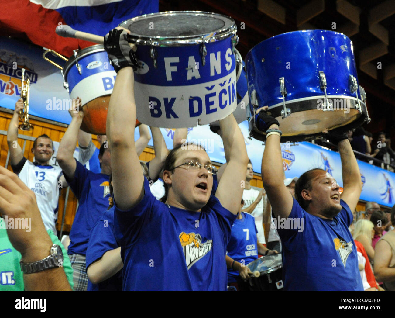 Chomutov, République tchèque. Le 5 septembre 2012. EURO Basket-ball match de qualification du groupe F : la République tchèque contre le Portugal à Chomutov, République tchèque le 5 septembre 2012. République tchèque fans célèbrent la victoire. (CTK) Zavoral Libor/Photo Banque D'Images