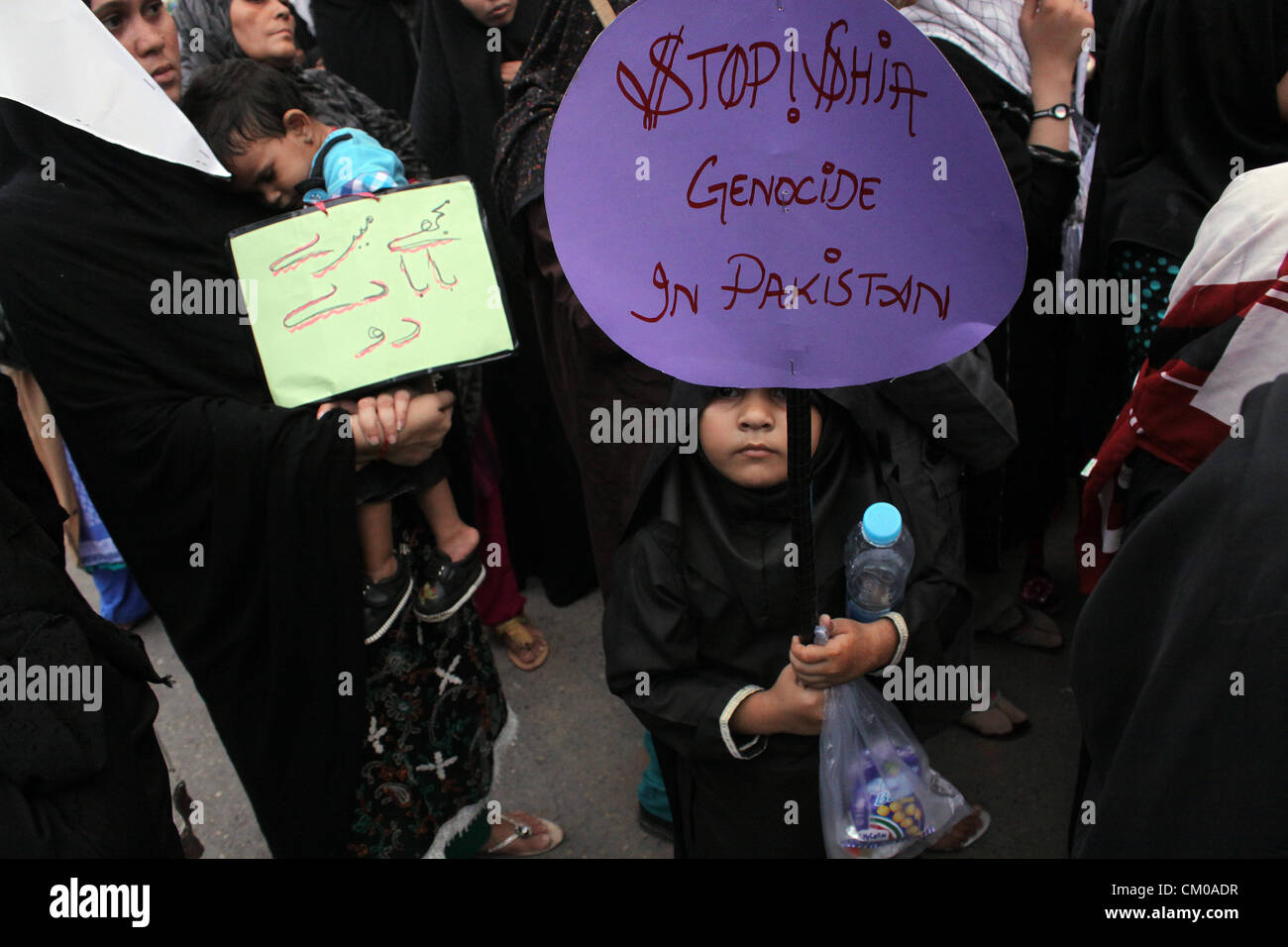 Karachi, Pakistan. 7 septembre 2012. Un enfant est titulaire d'une plaque-étiquette pour protester contre la cible de meurtres sectaires dans tout le pays à l'extérieur de la Karachi Press Club le 07 septembre 2012. Banque D'Images