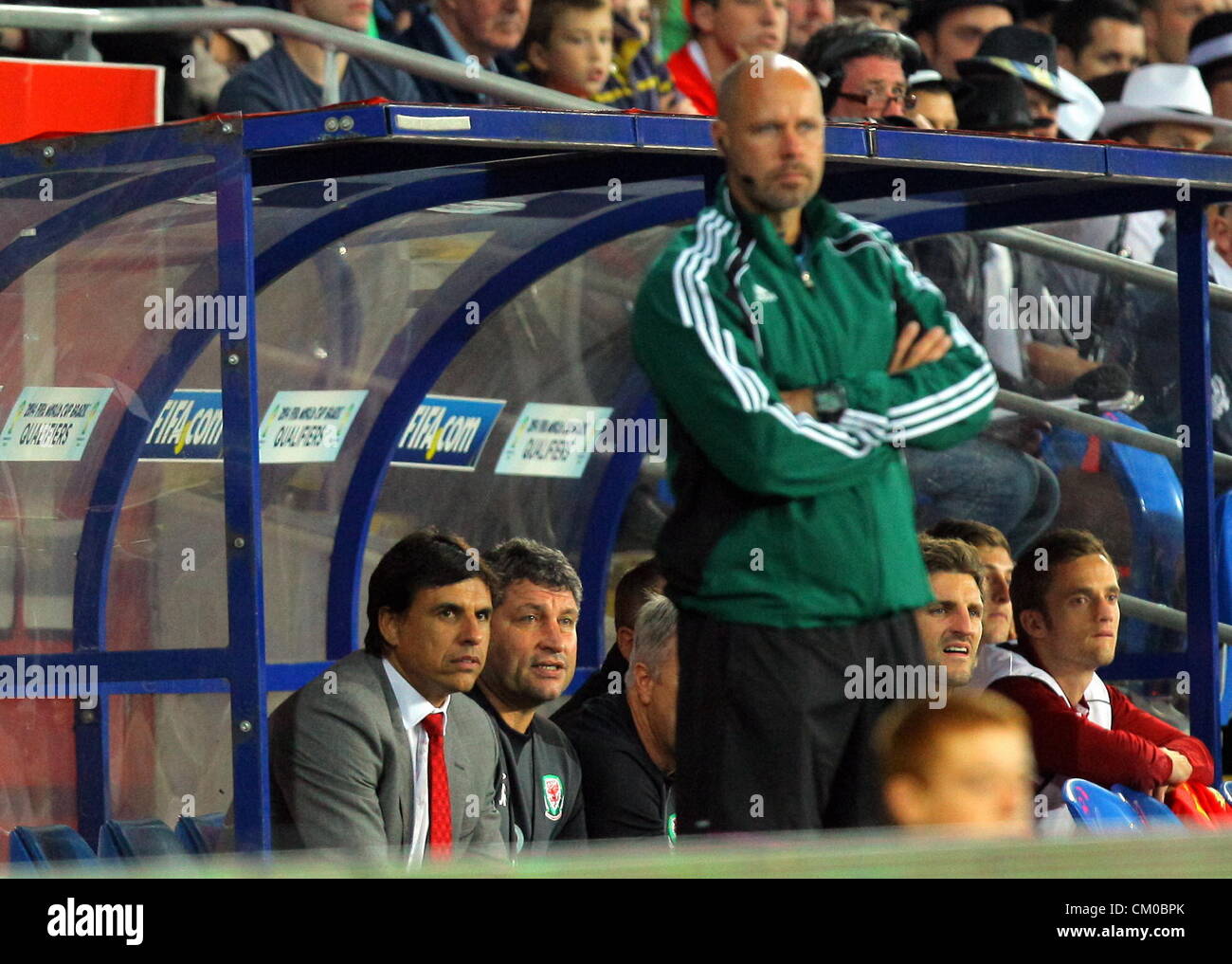 Cardiff, Wales, UK. Vendredi 07 Septembre 2012 Photo : Quatrième officiel Martin Hansson (debout) après avoir eu un mot stern avec Chris Coleman (L) manager pour le pays de Galles qui est assis sur le banc. Re : Qualification de la Coupe du Monde FIFA 2014, le Pays de Galles v Belgique au Cardiff City Stadium, dans le sud du Pays de Galles. Banque D'Images