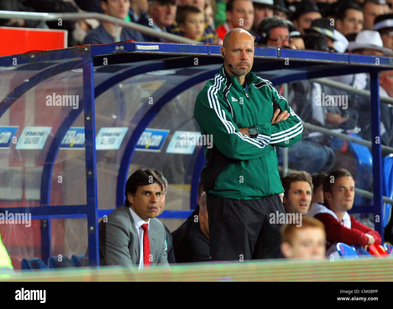 Cardiff, Wales, UK. Vendredi 07 Septembre 2012 Photo : Quatrième officiel Martin Hansson (debout) après avoir eu un mot stern avec Chris Coleman (L) manager pour le pays de Galles qui est assis sur le banc. Re : Qualification de la Coupe du Monde FIFA 2014, le Pays de Galles v Belgique au Cardiff City Stadium, dans le sud du Pays de Galles. Banque D'Images