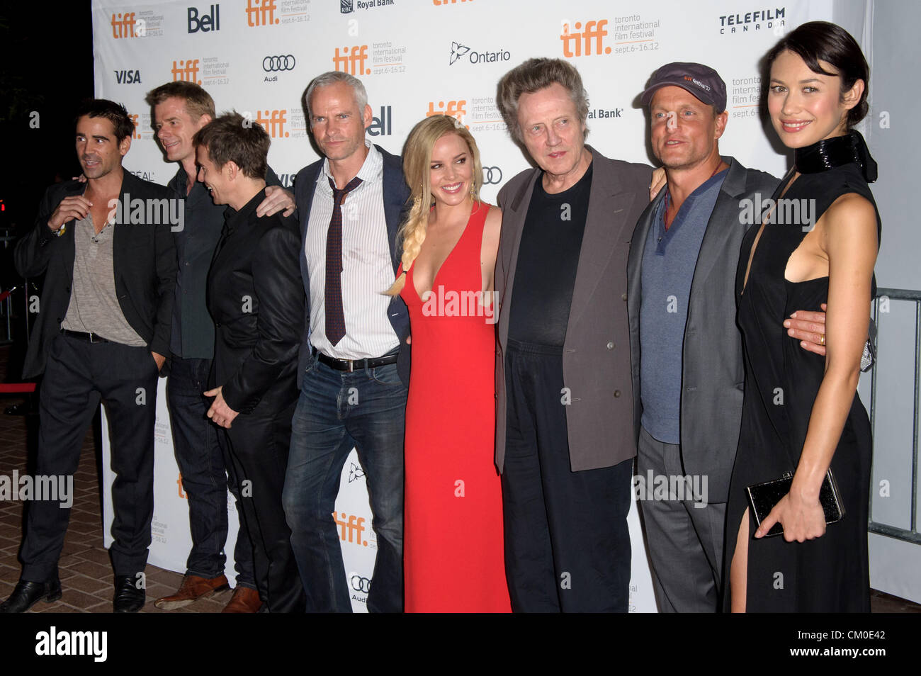 7 septembre 2012 - Toronto, Ontario, Canada - (L-R) l'acteur Colin Farrell, producteur GRAHAM BROADBENT, l'acteur SAM ROCKWELL, le réalisateur Martin MCDONAGH et acteurs Abbie Cornish, CHIRSTOPHER WALKEN, Woody Harrelson et Olga Kurylenko assister à la même 'psychopathes' premiere pendant le Festival International du Film de Toronto 2012 tenue à Ryerson Theatre Le 7 septembre 2012 à Toronto, Canada (crédit Image : ©/ZUMAPRESS.com) Vidyashev Igor Banque D'Images
