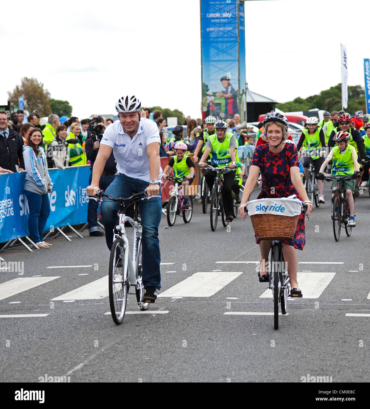 Édimbourg, Holyrood Park, 08 septembre 2012, Sir Chris Hoy six fois médaillé d'or et présentateur radio, Edith Bowman ont été rejoints par des milliers de participants, pour le tout premier Sky Ride Edinburgh aujourd'hui - une, fun, épreuve cycliste de la randonnée à vélo, randonnée à vélo écossais et le ciel. Organisée en partenariat avec la Ville d'Édimbourg, Sky Ride offre aux gens de tous âges et capacités l'occasion de randonnée autour d'une ville. Banque D'Images