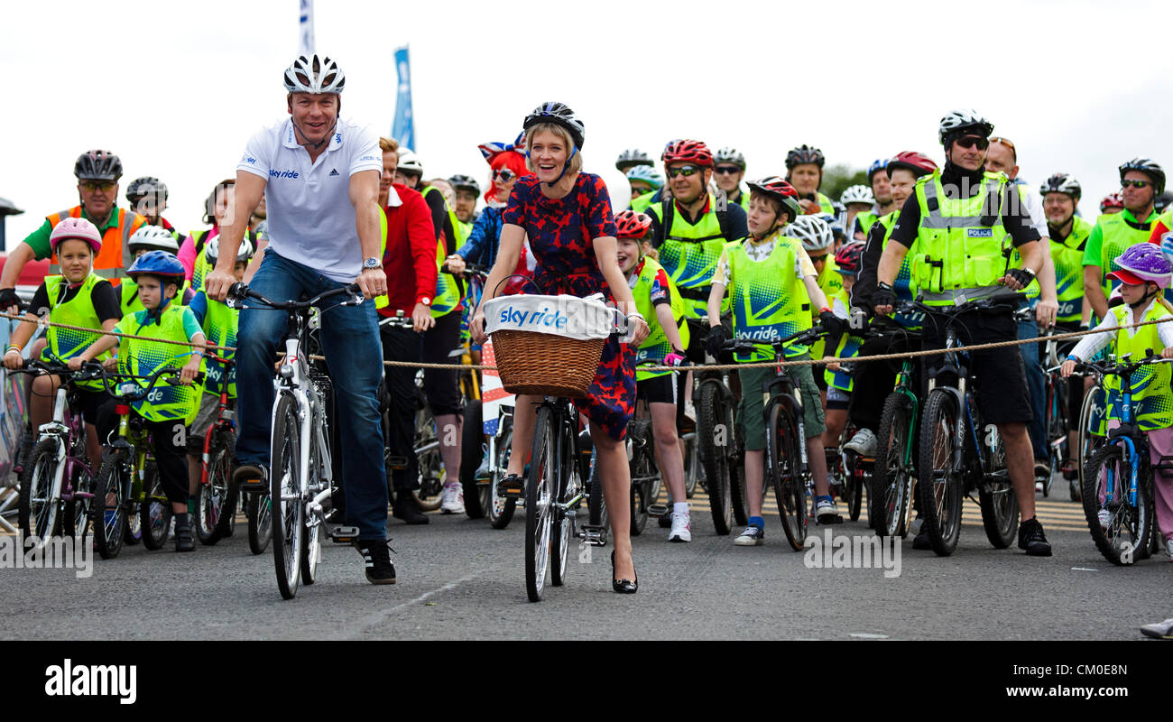 Édimbourg, Holyrood Park, 08 septembre 2012, Sir Chris Hoy six fois médaillé d'or et présentateur radio, Edith Bowman ont été rejoints par des milliers de participants, pour le tout premier Sky Ride Edinburgh aujourd'hui - une, fun, épreuve cycliste de la randonnée à vélo, randonnée à vélo écossais et le ciel. Organisée en partenariat avec la Ville d'Édimbourg, Sky Ride offre aux gens de tous âges et capacités l'occasion de randonnée autour d'une ville. Banque D'Images