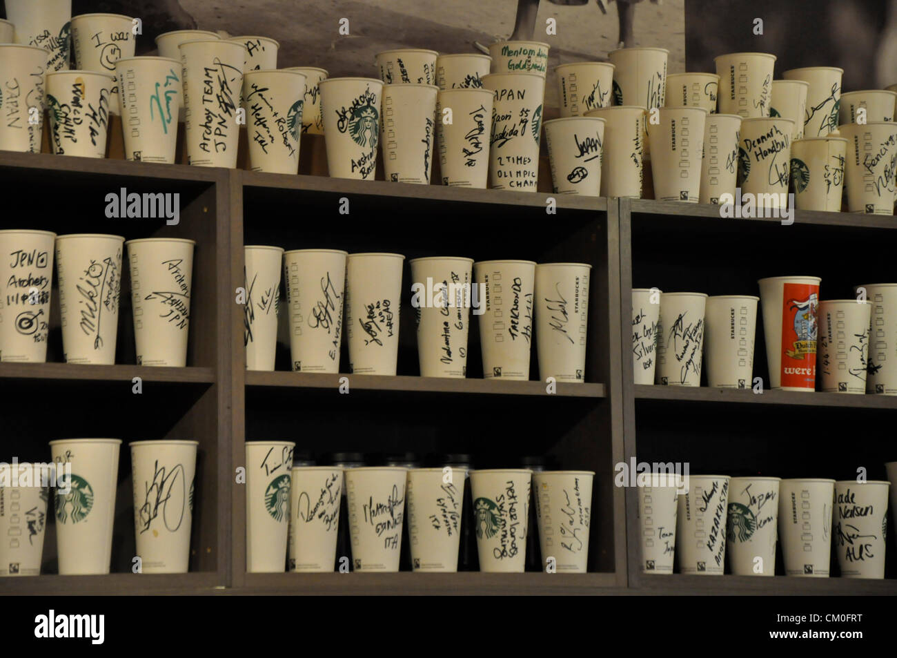 London, UK, mercredi 5 septembre 2012. Tasses à café Starbucks, signé par les concurrents aux Jeux olympiques et paralympiques, alignés sur un elle Banque D'Images
