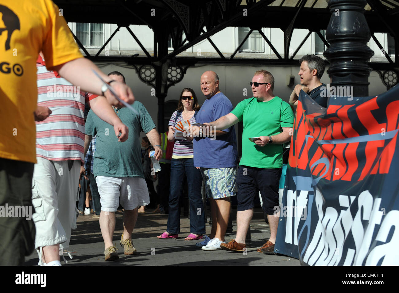 Brighton UK 8 Septembre 2012 - RMT dirigeant syndical Bob Crow (centre en chemise bleue) s'est joint à protester contre les travailleurs des chemins de fer Banque D'Images
