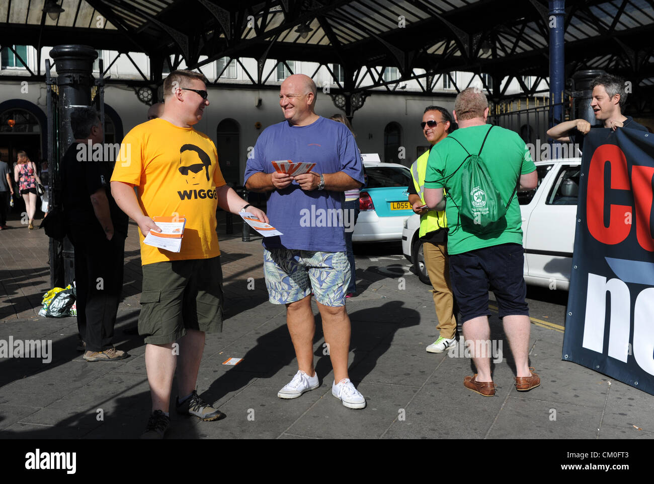 Brighton UK 8 Septembre 2012 - RMT dirigeant syndical Bob Crow (centre en chemise bleue) s'est joint à protester contre les travailleurs des chemins de fer Banque D'Images