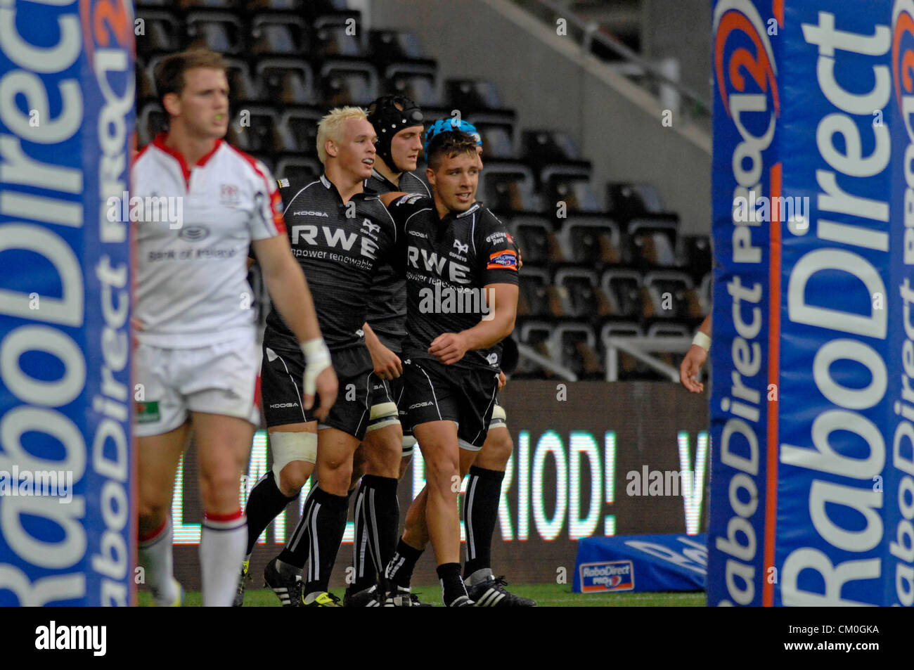 Ospreys v Ulster Rugby / Swansea / 8 Septembre 2012 : Rhys Webb félicite Hanno Dirksen sur son essai. Credit : Phil Rees / Alamy Live News Banque D'Images