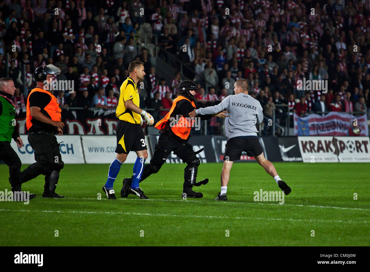 Le 8 septembre 2012. Cracovie, Pologne - 6e tour de la 1ère ligue de football (Ligue de deuxième niveau). Le ventilateur fonctionne sur pitch pendant Cracovia Krakow v LKS Lodz match au stade du Maréchal Jozef Pilsudski. Cracovia a gagné 4:2. Banque D'Images