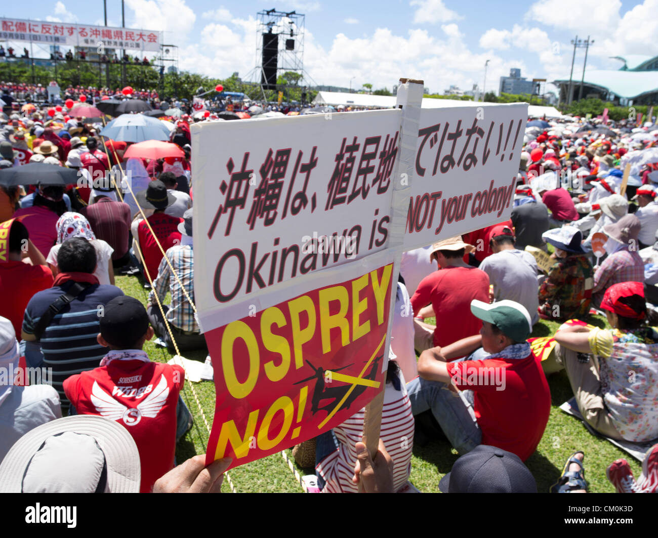 US Marine Corps MV-22 Osprey helicopters devraient être basés à Futenma Marine Corps Air Station dans le centre de Okinawa. Dans la ville de Ginowan, des dizaines de milliers d'habitants de la protestation contre le mauvais dossier de sécurité de l'Osprey et la proximité de zones résidentielles de Futenma. 9/9/2012 Banque D'Images