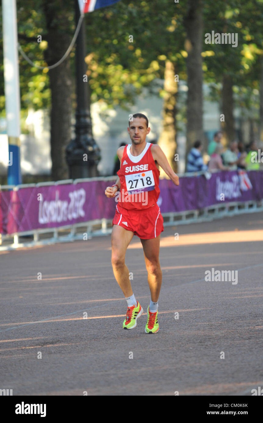 Le Mall, Londres, Royaume-Uni. Le 9 septembre 2012. Coureurs, certains avec des guides, prendre part à la course de marathon paralympique à travers le centre de Londres, le dernier événement de les Jeux Paralympiques de Londres 2012. Banque D'Images