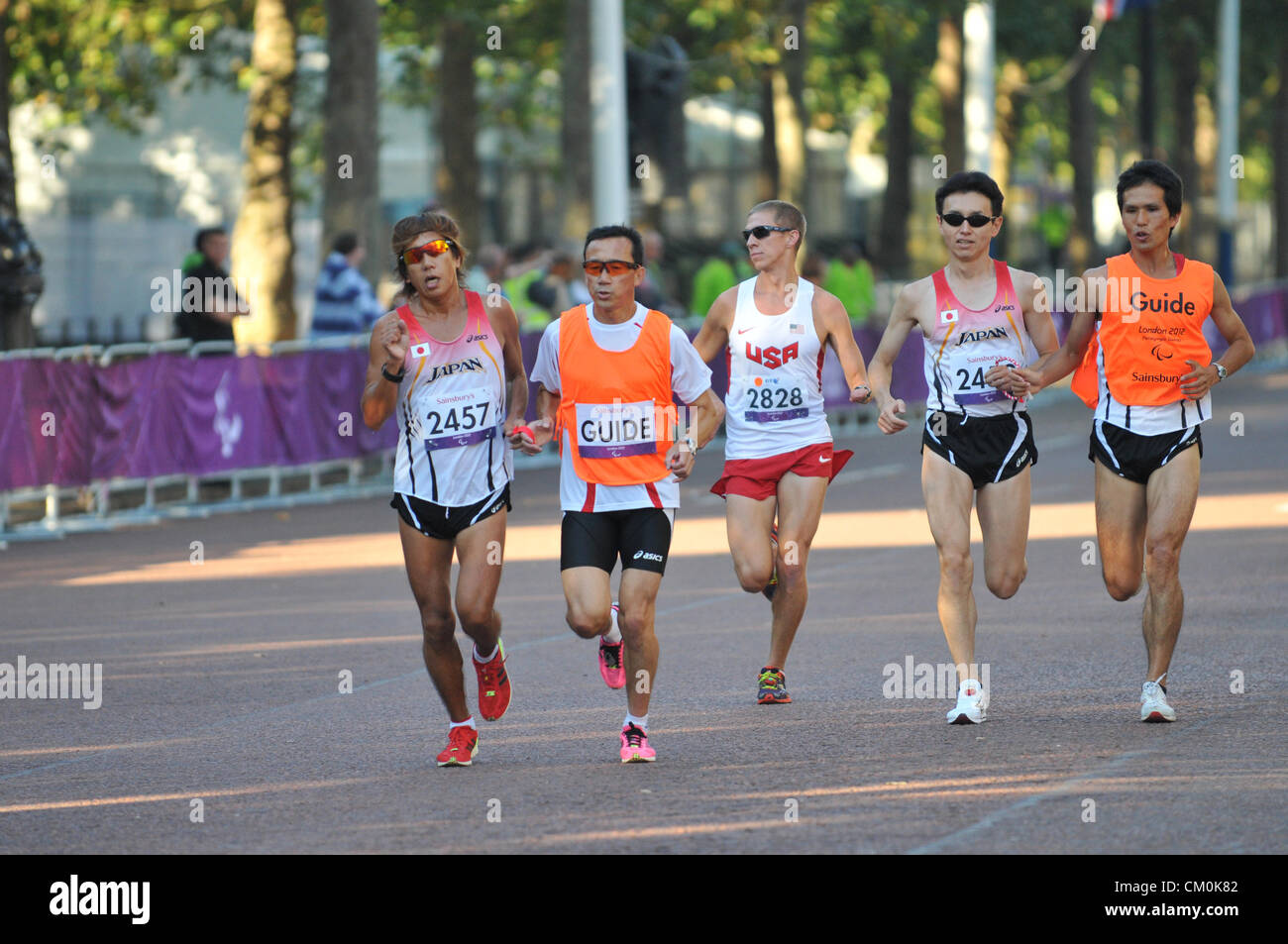 Le Mall, Londres, Royaume-Uni. Le 9 septembre 2012. Coureurs, certains avec des guides, prendre part à la course de marathon paralympique à travers le centre de Londres, le dernier événement de les Jeux Paralympiques de Londres 2012. Banque D'Images