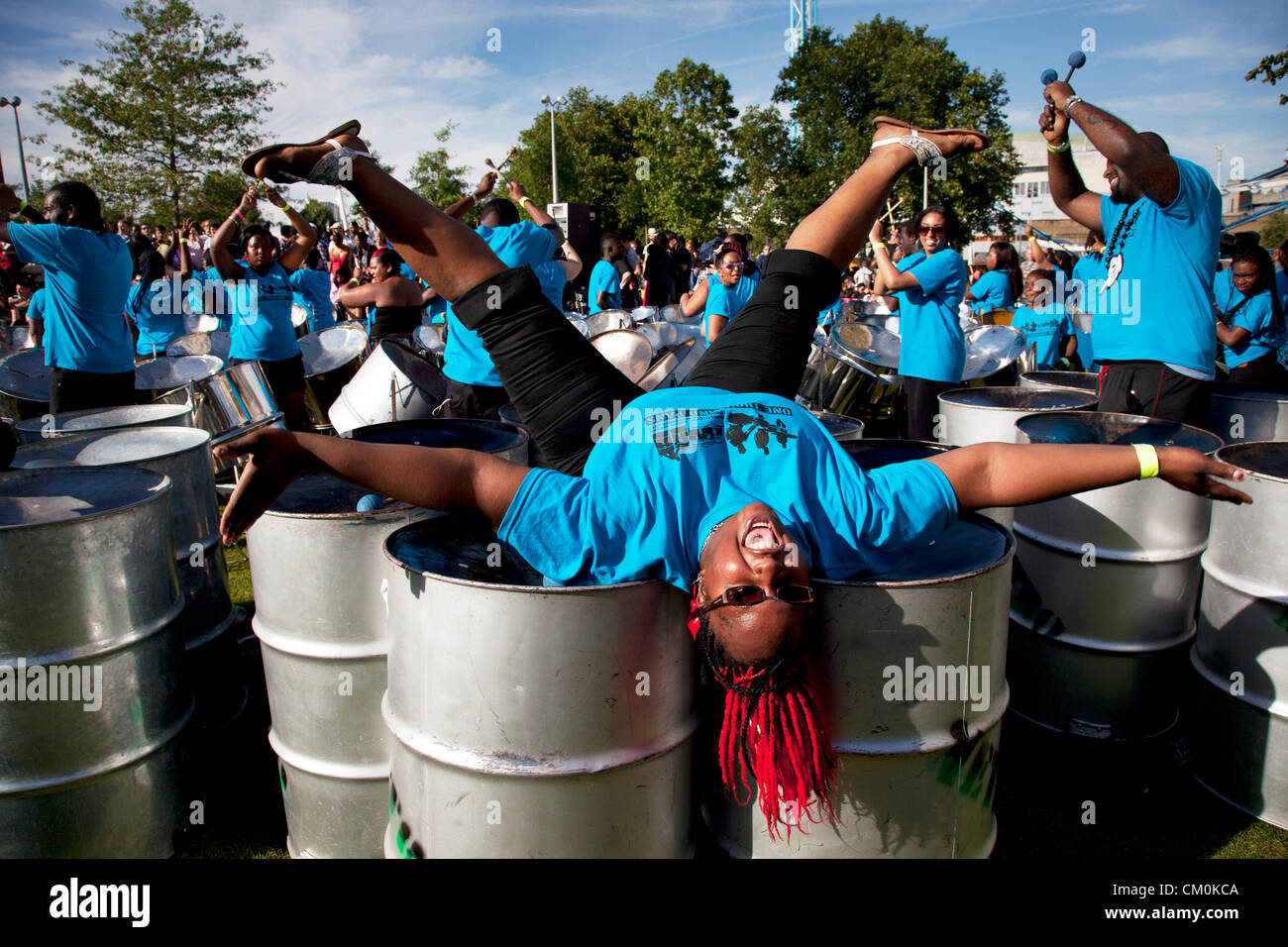 Londres, Royaume-Uni. 8 Septembre, 2012. Mille Plateaux. Les joueurs de steel pan bande verges tout le Royaume-Uni convergent à Jubilee Gardens sur la rive sud pour effectuer l'Ary Baroso classic 1939 Aquarela do Brasil comme un hommage musical à l'adoption de la flamme olympique de Londres à Rio. Le maire de Londres Thames Festival est en plein air le plus grand festival des arts et l'un des événements les plus spectaculaires de l'année. C'est une célébration de Londres et de la Tamise, l'un qui est libre et ouverte à tous. Banque D'Images