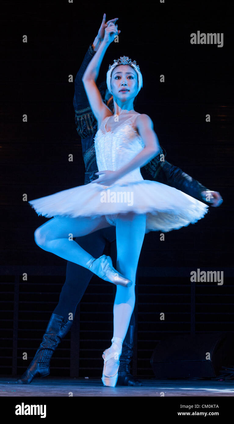 ArtsFest 2012 un festival de tout ce qui est de l'art en marche à Birmingham, West Midlands, Royaume-Uni. Birmingham Royal Ballet effectué à ArtsFEst sur la scène principale de la place du Centenaire le samedi soir. Premier soliste Momoko Hirata danser dans un extrait de Swan Lake. Banque D'Images