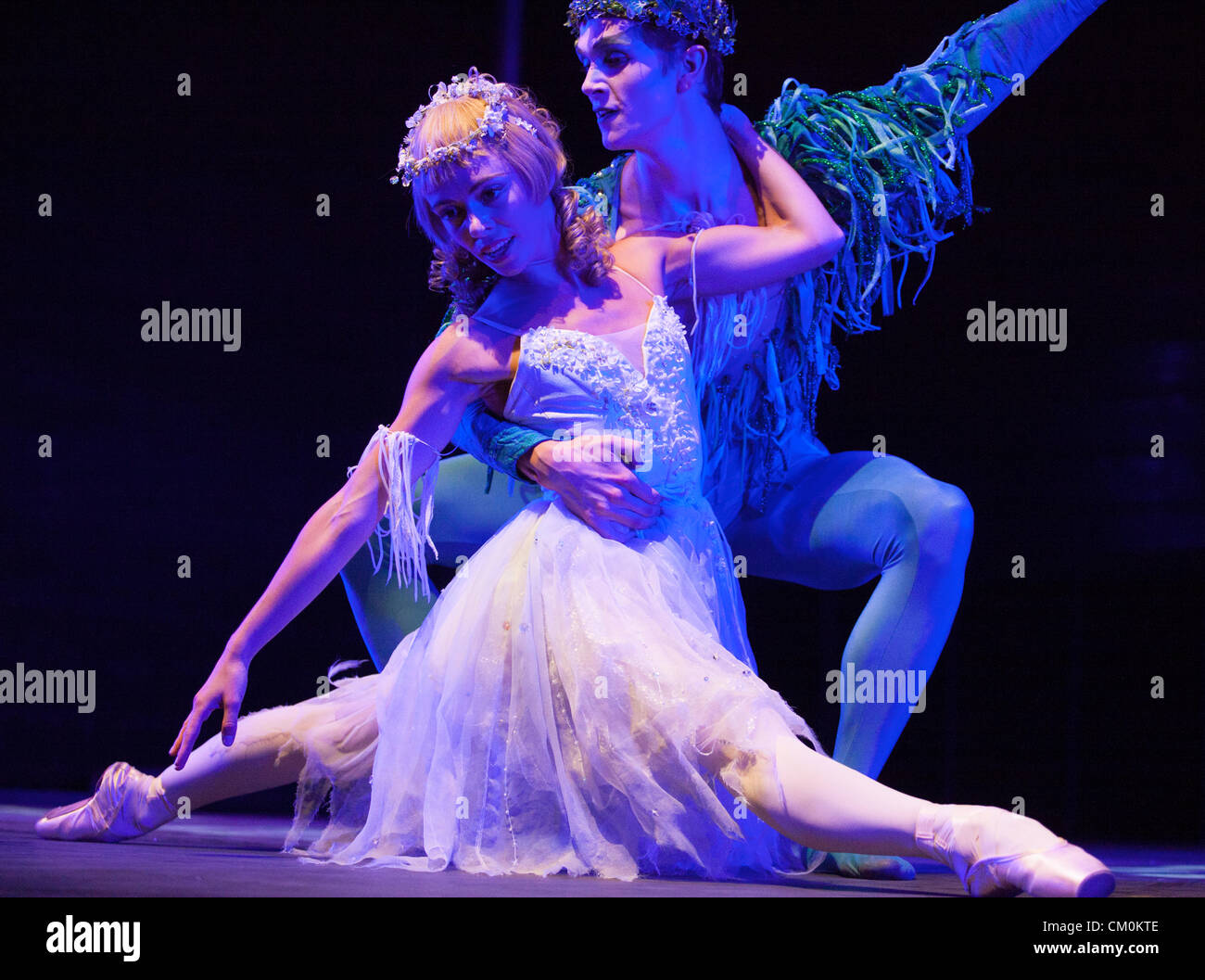 ArtsFest 2012 un festival de tout ce qui est de l'art en marche à Birmingham, West Midlands, Royaume-Uni. Birmingham Royal Ballet effectué à ArtsFEst sur la scène principale de la place du Centenaire le samedi soir. Le pas de deus de Frederick Ashton's 'Le Rêve' dansé par Natasha Principal et premier artiste William Oughtred Bracewell. Banque D'Images