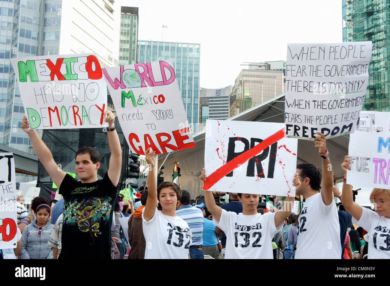 Les manifestants à la politique mexicaine Mexique Fest commémorations de l'indépendance mexicaine à Vancouver, Colombie-Britannique, Canada Banque D'Images